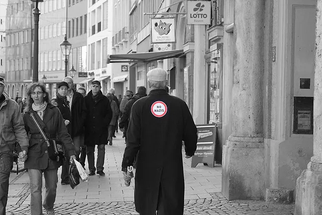 "Frieden ist bunt, nicht braun"