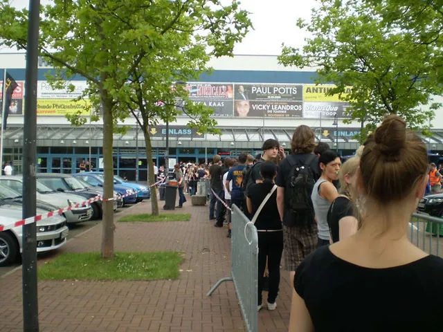 `Schlange vor der Philipshalle in Düsseldorf Nine Inch Nails Wave Goodbye Tour 29.06.2009`