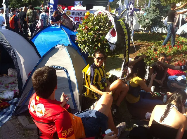 `Zelte auf dem Taksim-Platz - Bild: Marie`
