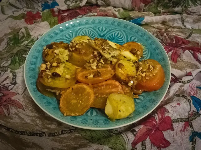 Gemüseauflauf mit Basilikum-Tofu und Gelber Bete