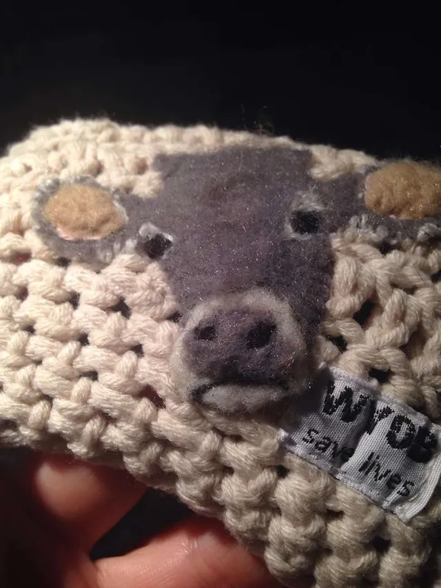 `WYOB - Häkelmütze mit Kuhaufnäher`