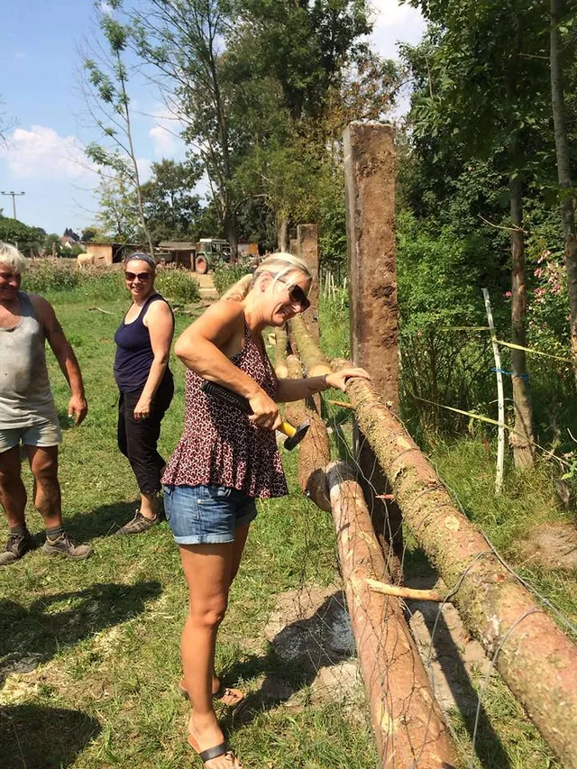 `Denise beim Zaunbau auf dem Überlebenshof`