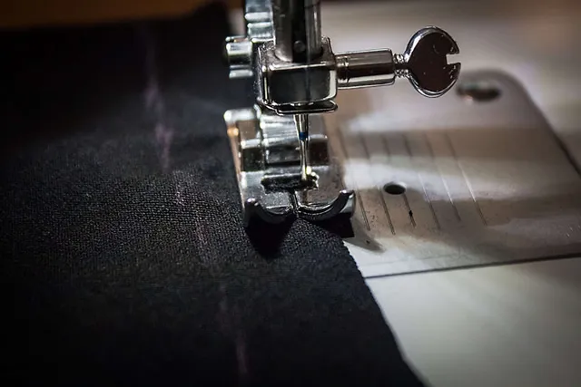 DIY lässig fließendes Minikleid mit U-Boot-Ausschnitt