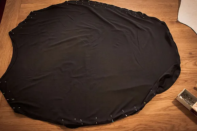 `Das Stoffstück mit der Kreidezeichnung sollte obenauf liegen`