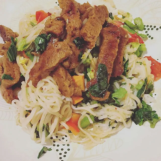 `Seitan auf Glasnudelsalat`