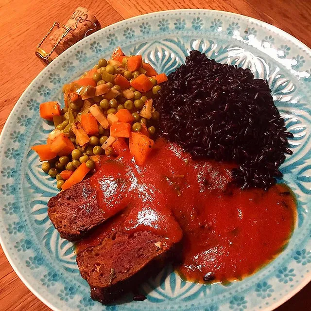`Seitan mit schwarzem Reis und Gemüse`