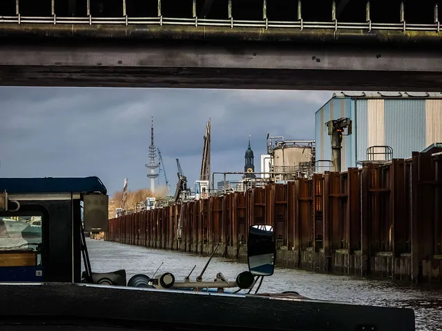 Hafen, Wolken und Container
