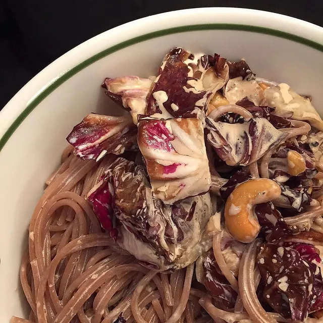 Vollkornspaghetti mit Radicchio und Cashew-Kernen