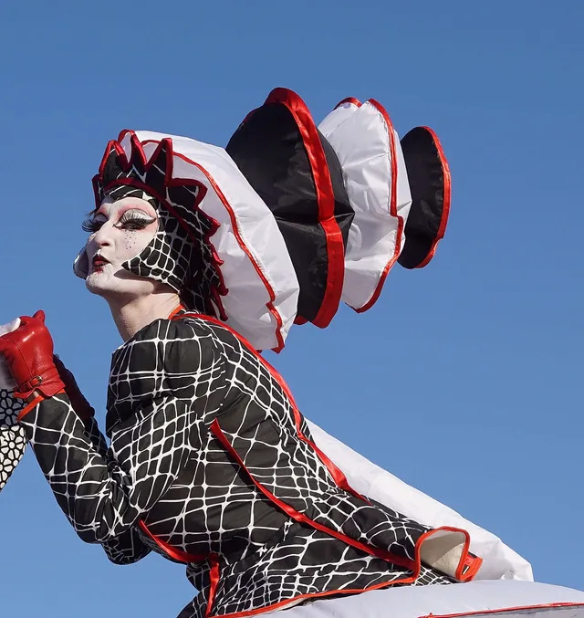 Bettina von Oakleaf Stelzenkunst