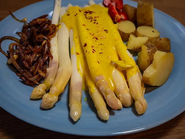 Spargel aus dem Ofen mit veganer Kokos Hollandaise
