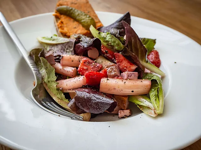 Spargelsalat mit Erdbeeren und rotem Feldsalat