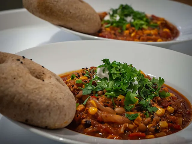 Veganes Chili mit selbst gebackenem Fladenbrot