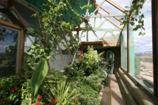 `earthship`