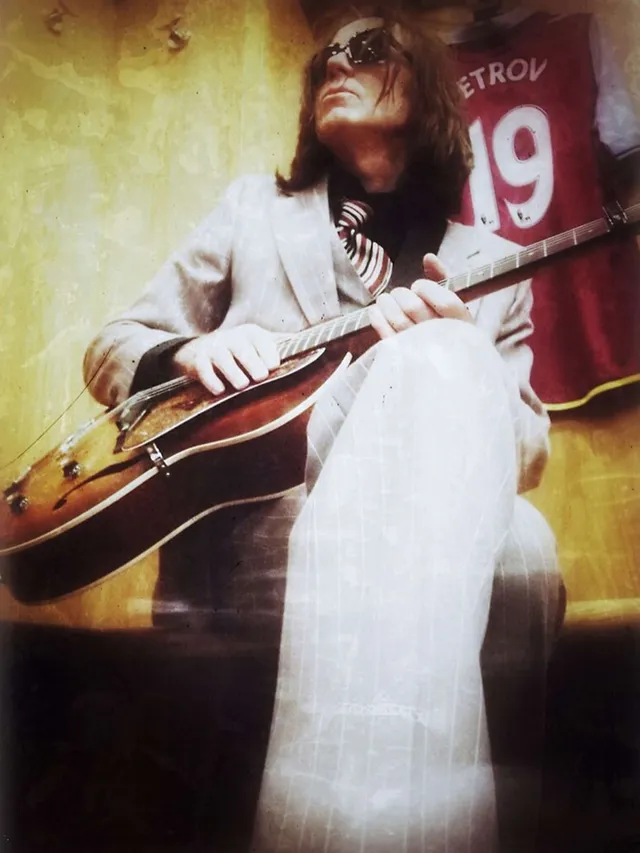 `vinny-peculiar-on-stage`