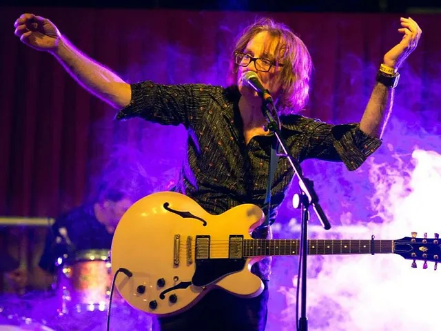 `vinny-peculiar-on-stage`