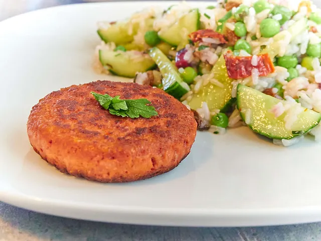 Reissalat mit Frikadellen