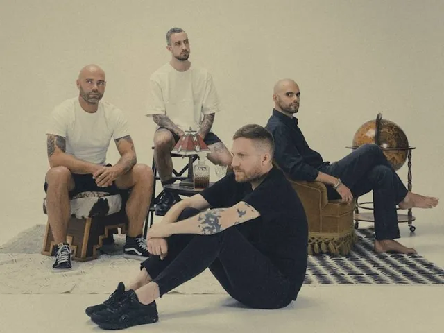 SaaR (Die Band sitzt auf dem Boden vor ihren Instrumenten)