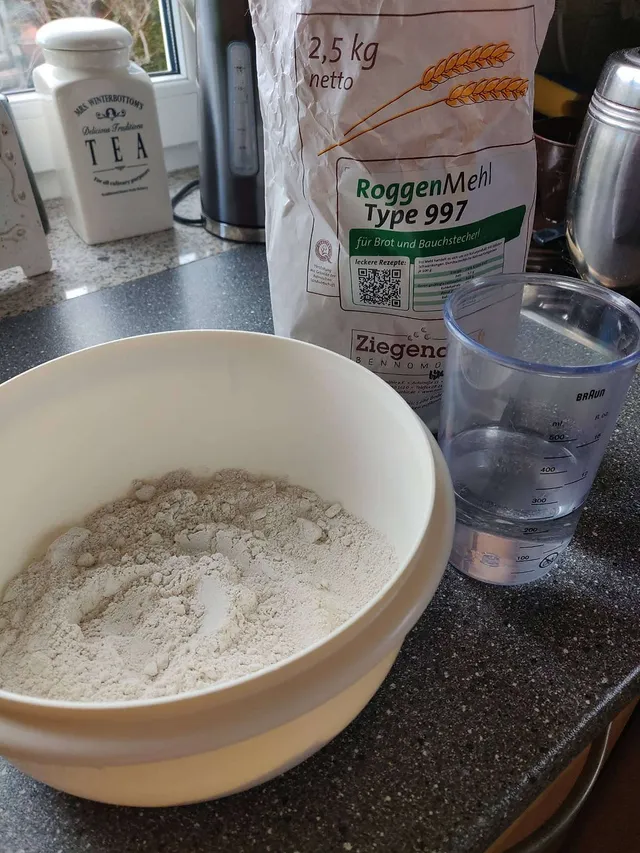Roggenmehl hinzugeben.