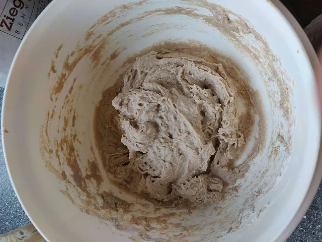 Den Sauerteig über Nacht stehen lassen,
