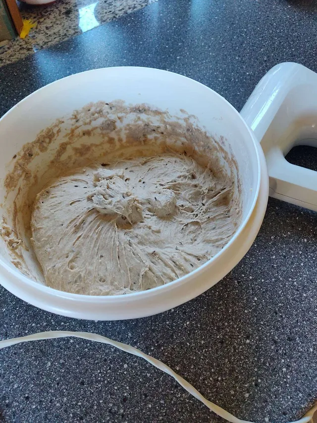 Den Brotteig ruhen lassen.