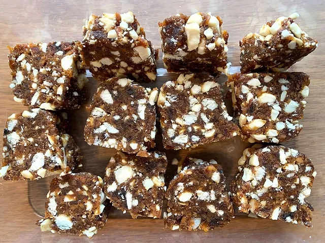 Rohe Aprikosen-Cashew-Würfel