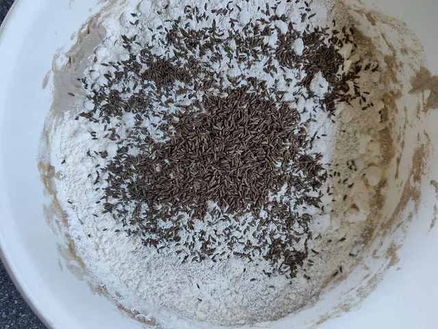 Die Zutaten zum Sauerteig hinzufügen.