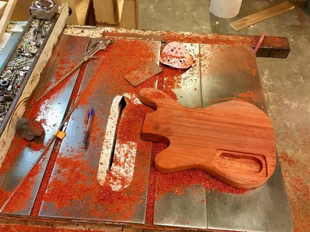 Eine Gitarre erwacht zum Leben. Foto: Curtis Rockhold privat