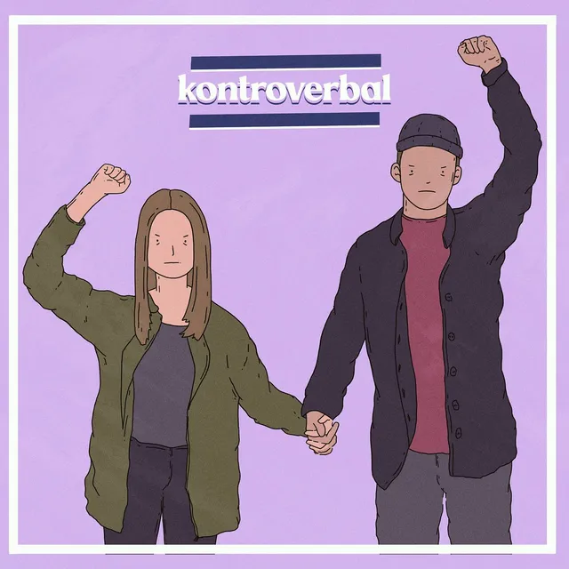 Text im Bild: "kontroverbal". Eine weiblich gelesene Person mit schulterlangem Haar, einem grauen T-Shirt, einer schwarzen Hose und einem grünen Hemd steht links neben einer männlich gelesenen Person mit kurzem Haar, einer dunkelblauen Mütze, einem weinroten T-Shirt, einer grauen Hose und einem schwarzen Hemd. Beide sind im Comicstil gezeichnet. Der Hintergrund ist helllila. Beide heben eine Faust und halten sich an den Händen.".