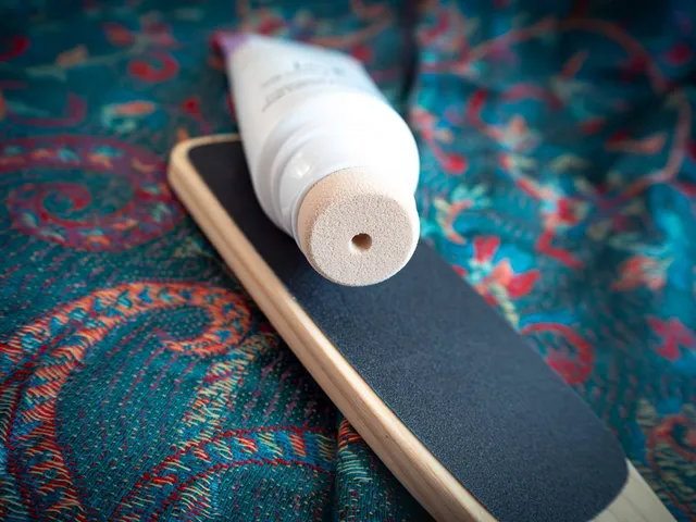 Die Feile von tvey und die Fußcreme "läuft" mit Applikator.