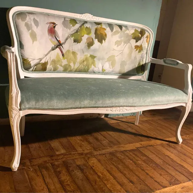 Sofa von der Raumtapeterie