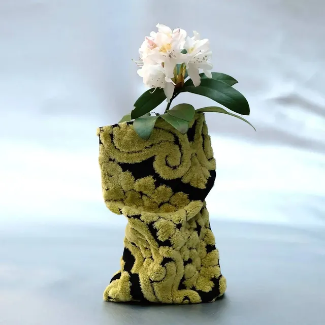 Upcycling-Vase von der Raumtapeterie