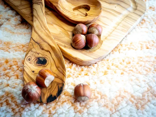 Schneidebretter und Kochlöffel aus Olivenholz